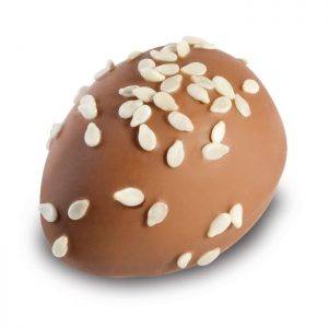 Banane Sesam Praline in Eierform der Esther Confiserie