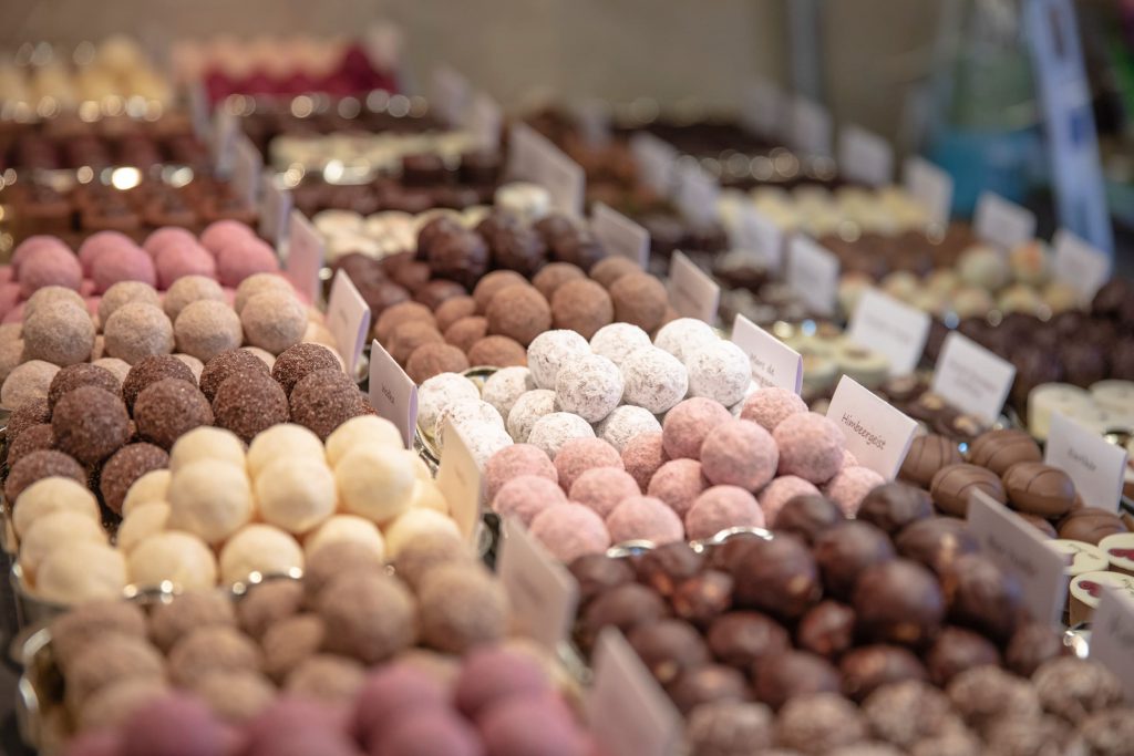 Pralinen Theke der Esther Confiserie in Kulmbach am Marktplatz