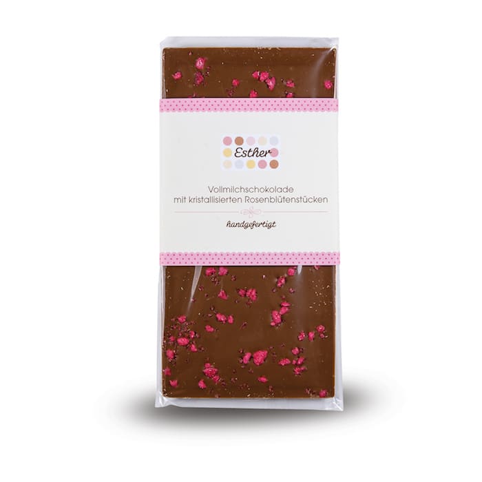 Vollmilchschokolade mit kandierten Rosenblütenstücken der Esther Confiserie aus Kulmbach in Oberfranken