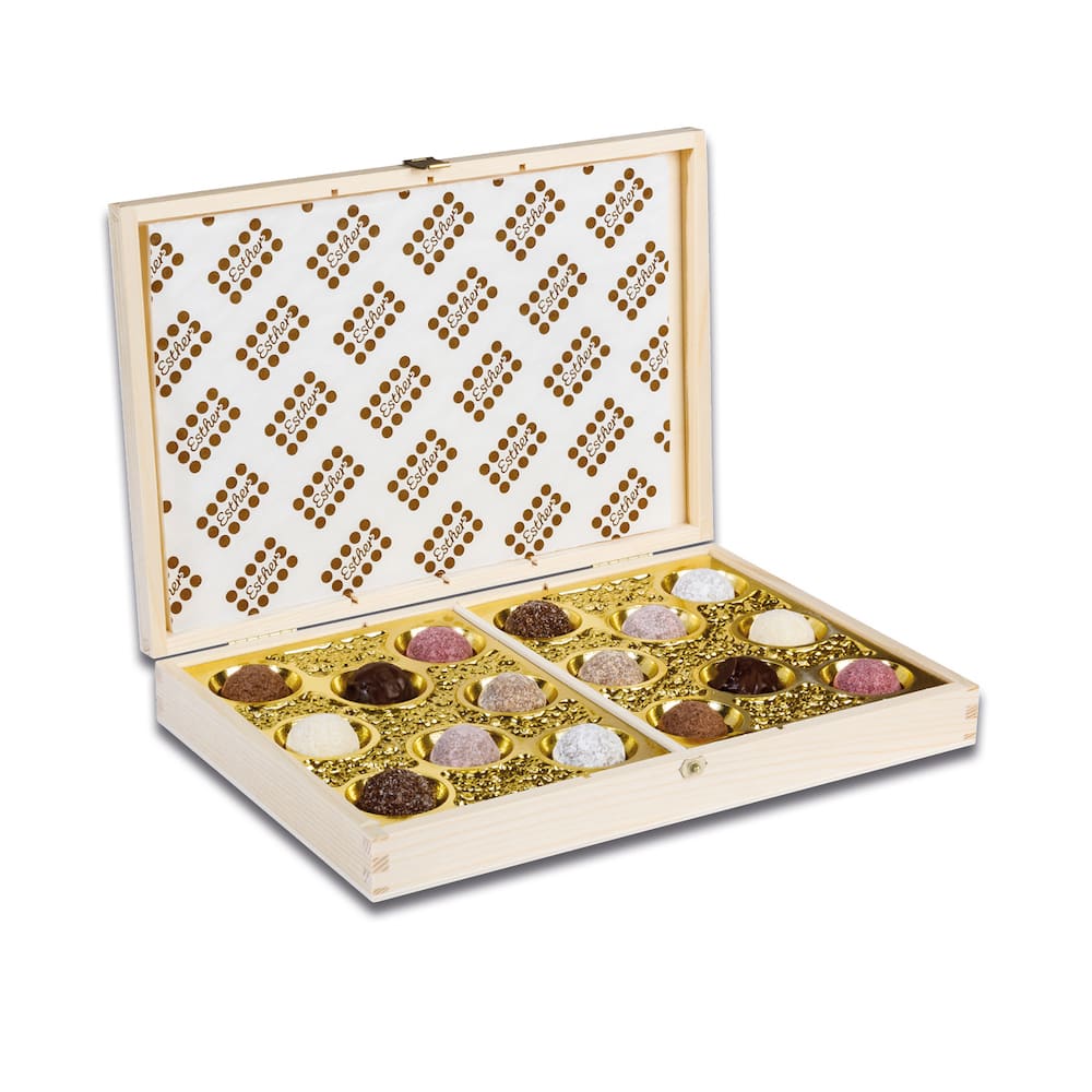 16er Holzkiste Innenleben mit original Kulmbacher Pralinen und Trüffel der Esther Confiserie