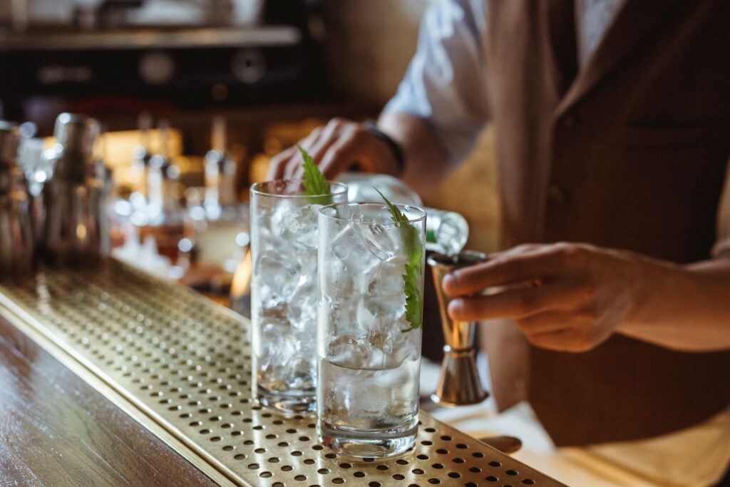 Gin Trüffel ein Highlight Produkt und ein besonderer Geschmack mit weißer Schokolade als Geschenk zu Ostern, Weihnachten, Vatertag oder Muttertag der Esther Genusswelt