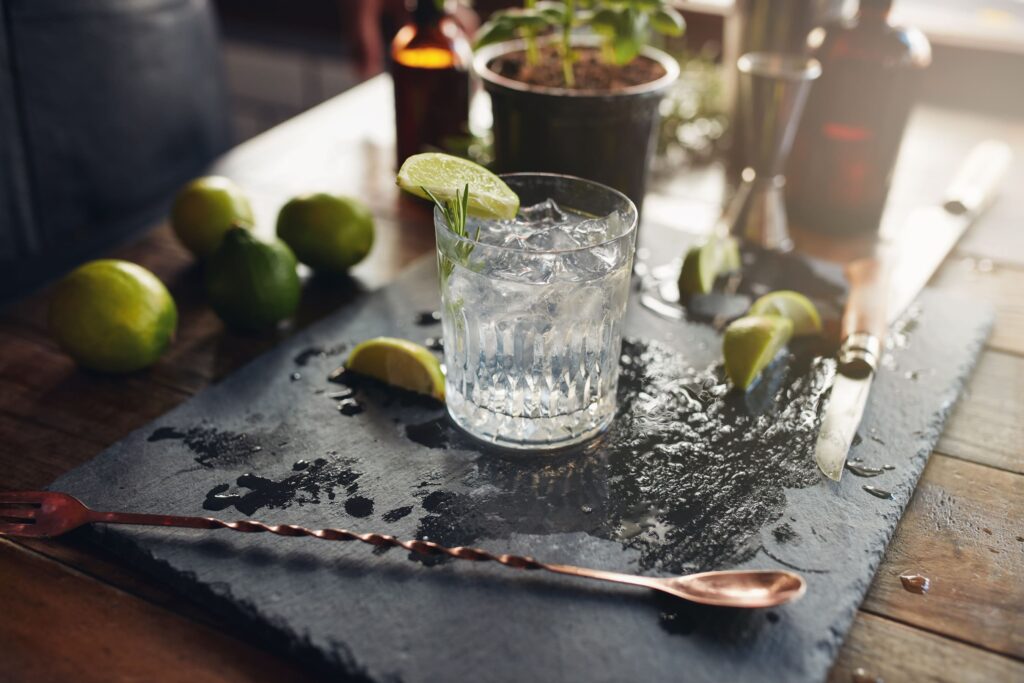 Gin Trüffel ein Highlight Produkt und ein besonderer Geschmack mit weißer Schokolade als Geschenk zu Ostern, Weihnachten, Vatertag oder Muttertag der Esther Genusswelt