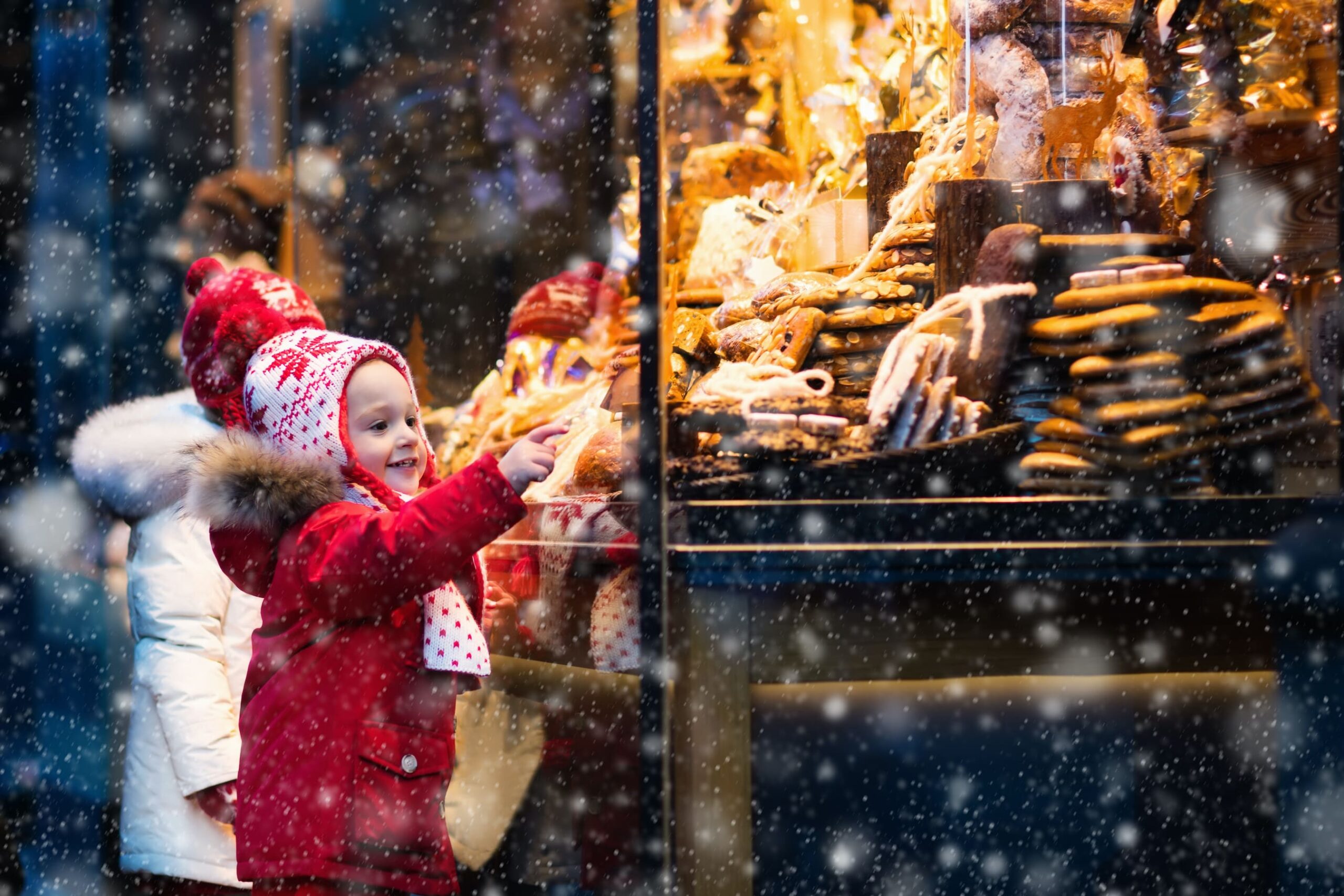 Kinderaugen an Weihnachten vor einem Süßigkeitengeschäft der Esther Genusswelt