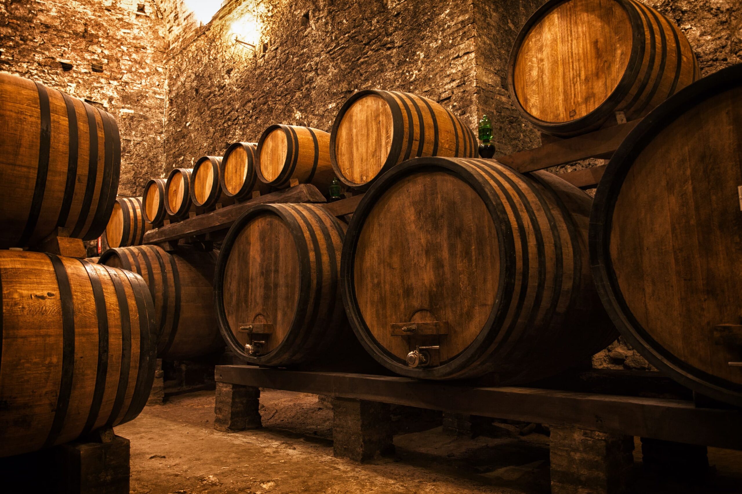 In Fässern wird der Whisky gelagert bevor er zu den leckeren Whisky Trüffeln der Esther Confiserie verarbeitet wird