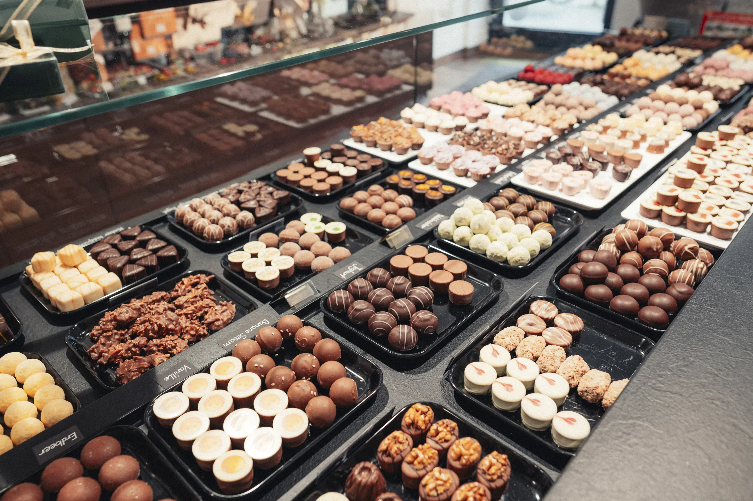 Exquisite Auswahl handgemachter Pralinen und Trüffel bei Esther.