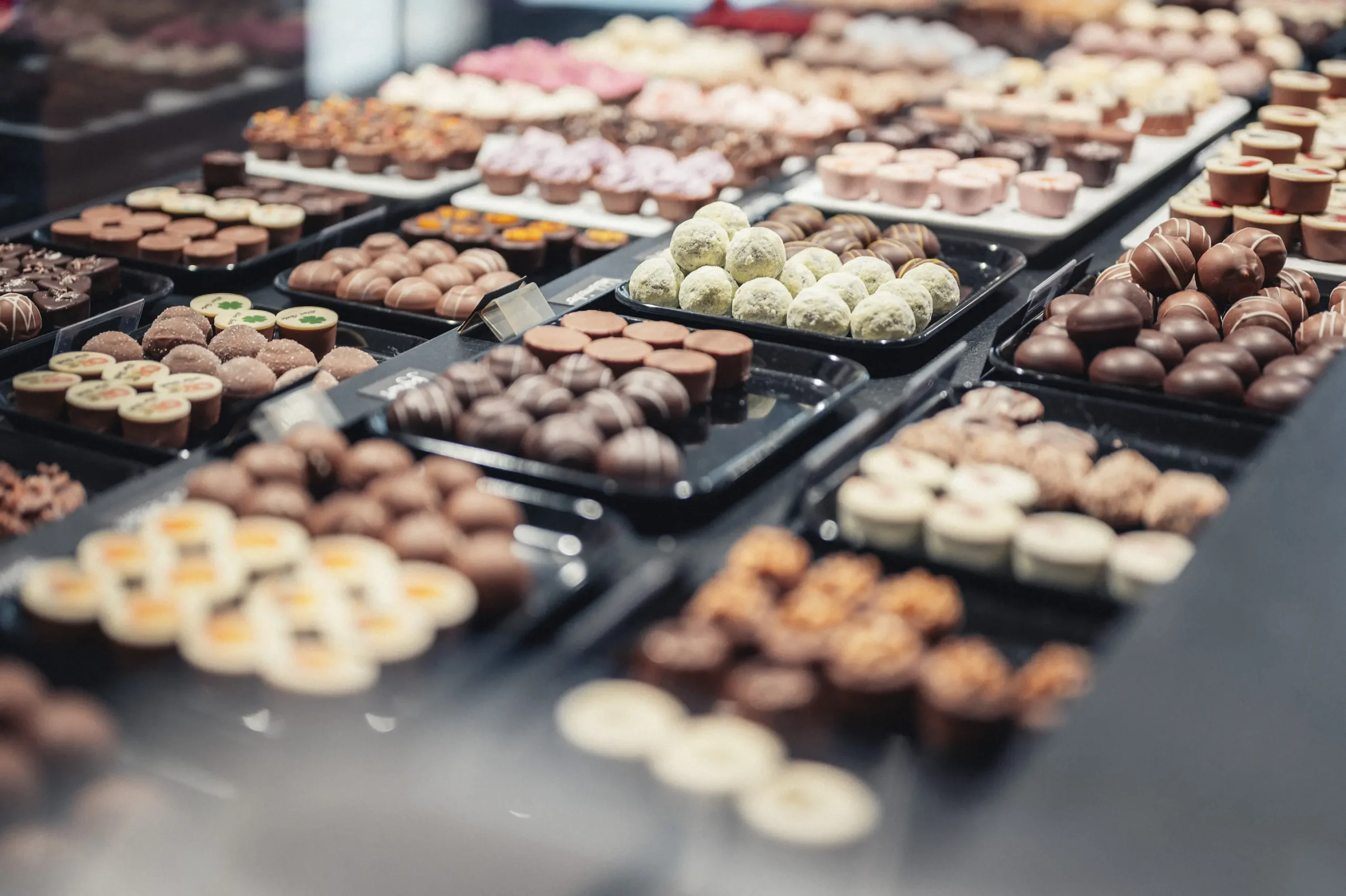 Pralinenvielfalt in der Esther Confiserie, handgemachte Pralinen und Trüffel