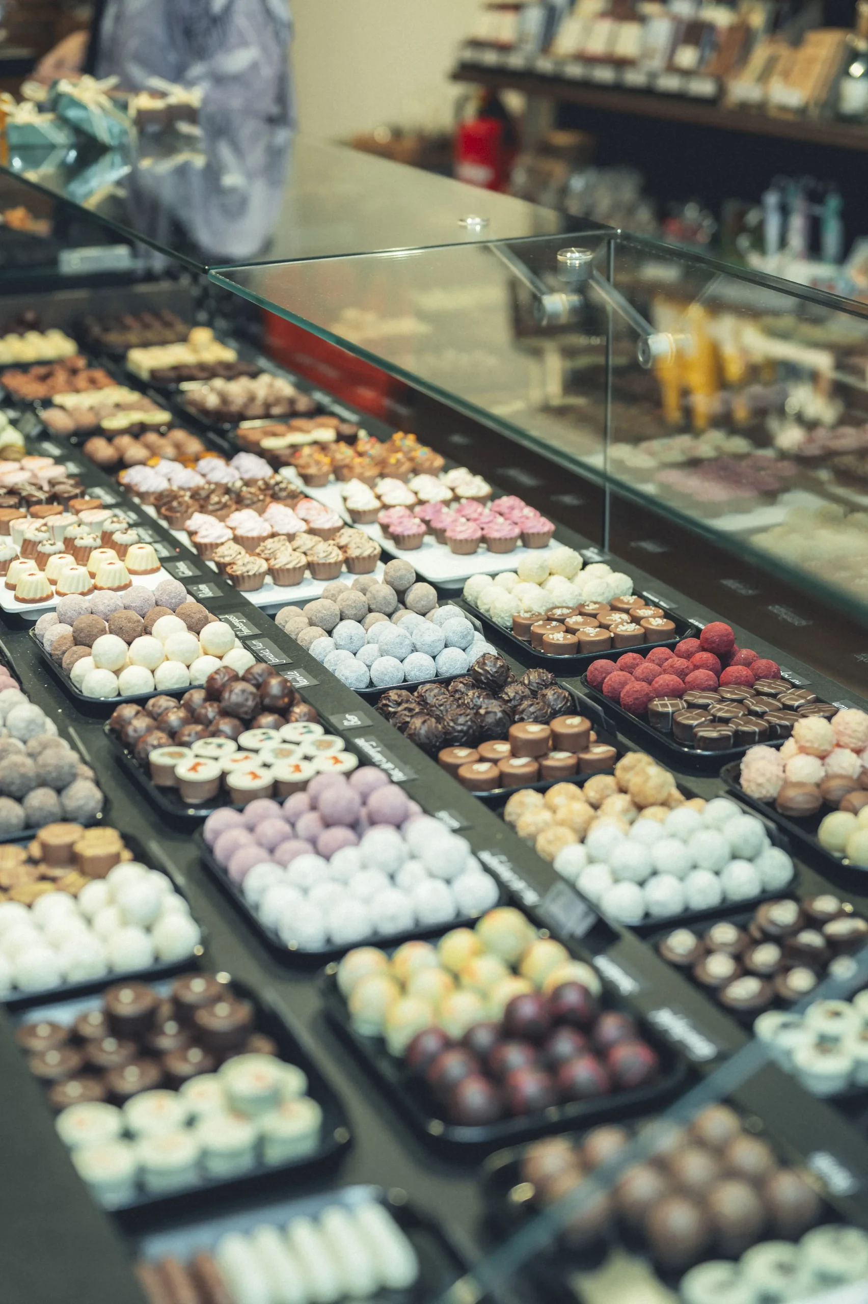Pralinenauswahl in der Pralinentheke der Esther Confiserie